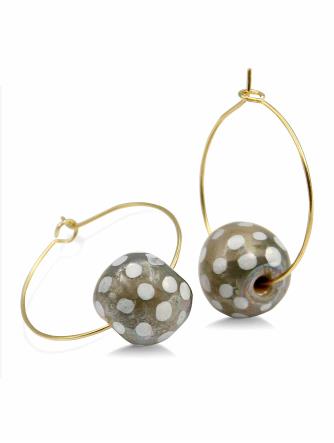 Kazuri Øreringe, Creoler sand m/hvid prikket kugle